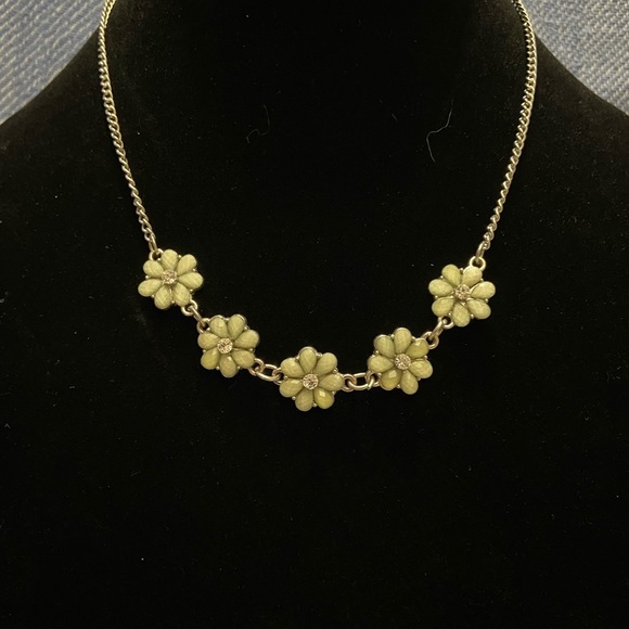 Charming Floral Necklace with Gold Tone - Picture 2 of 3